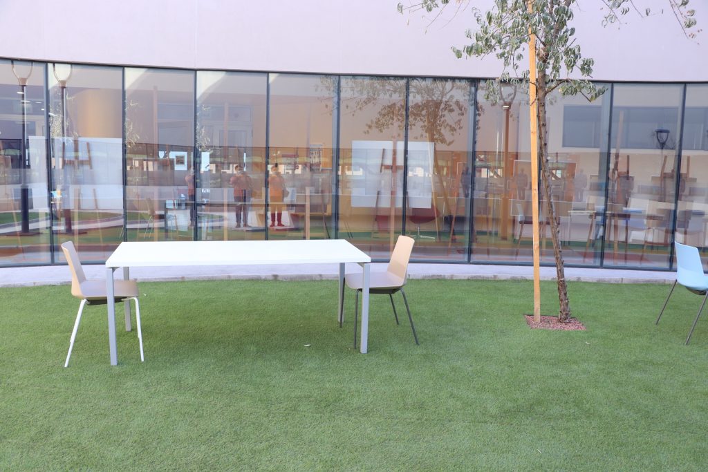 Instituto Teletón de Antofagasta cuenta con pasto sintético en su patio principal