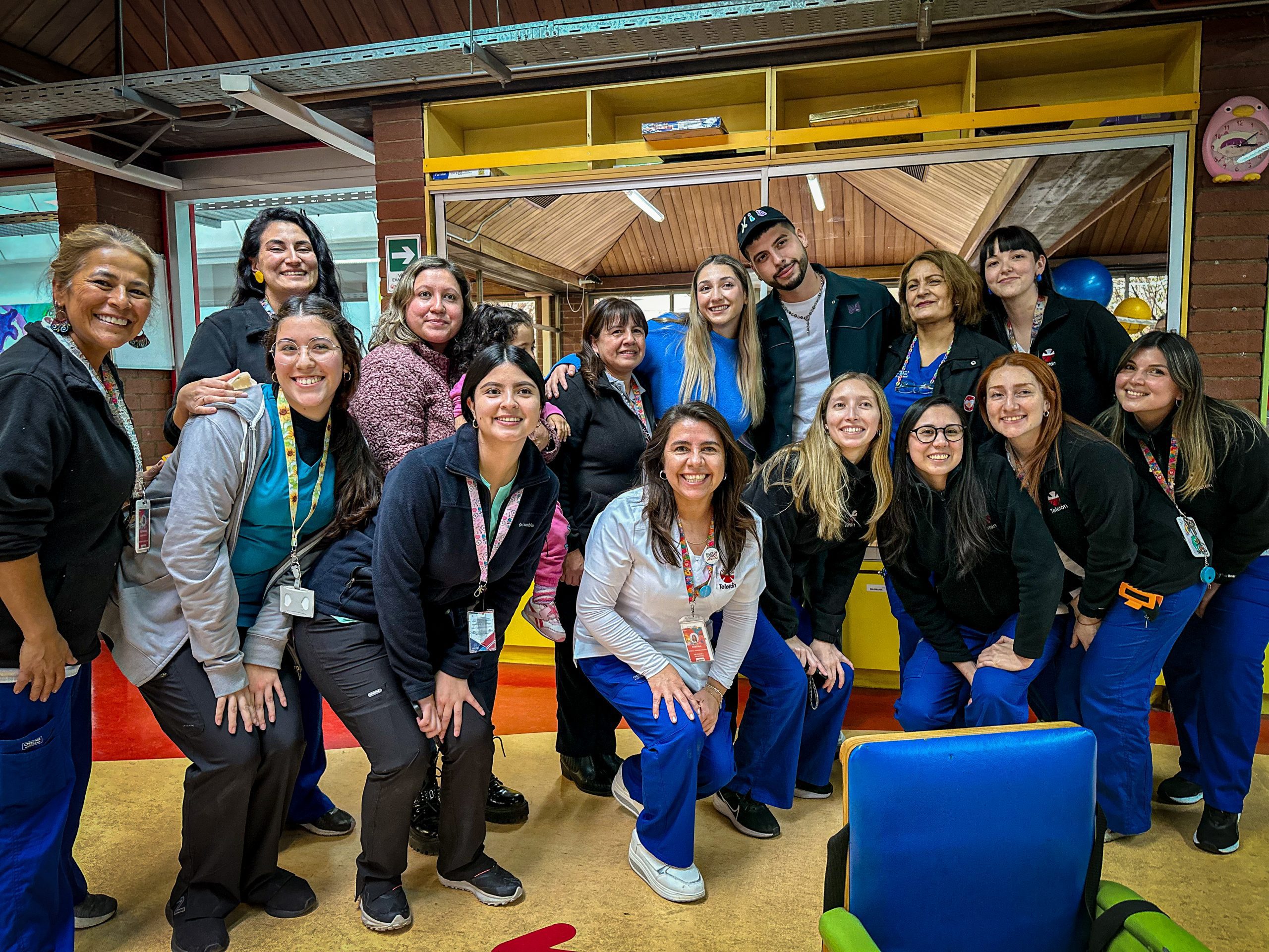 Matt Hunter compartió y cantó con niños y familias del Instituto Teletón
